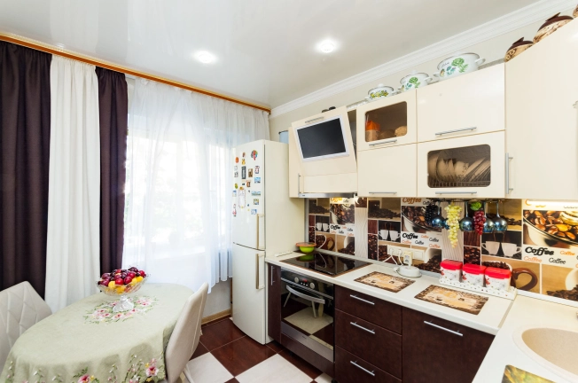 Купить двухкомнатную квартиру в Микрорайоне Менделеево, Тобольск в Тобольске. Вариант № 10208, 6, площадь -  квм, цена 3500000 рублей