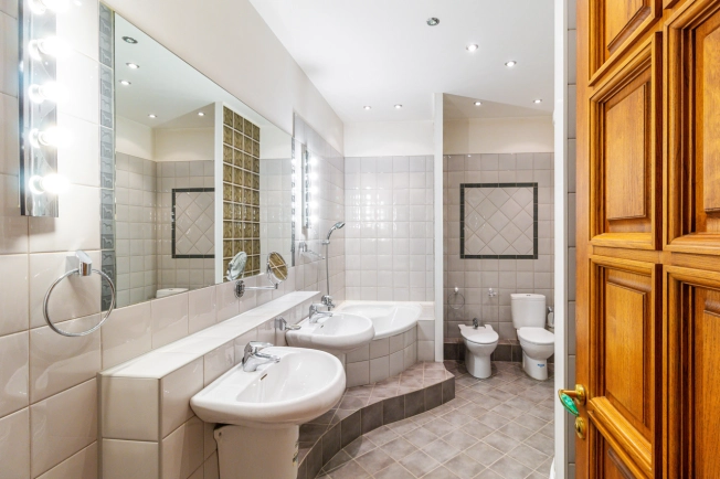 Купить четырехкомнатную квартиру в Омске. Вариант № 17389, 10, площадь -  квм, цена 17890000 рублей