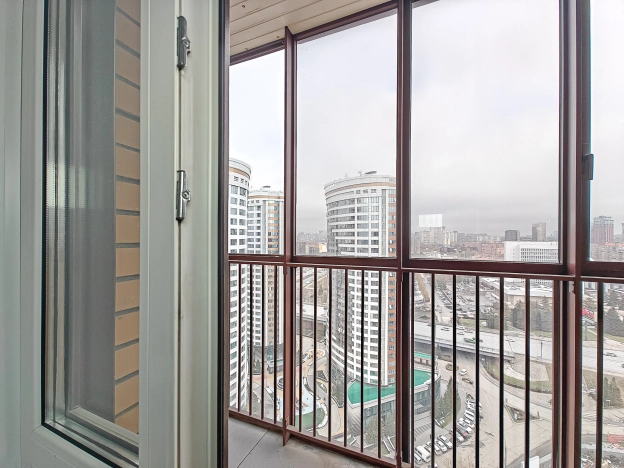 Купить трехкомнатную квартиру в Новосибирской области. Вариант № 7839869, 37, площадь -  квм, цена 30000000 рублей