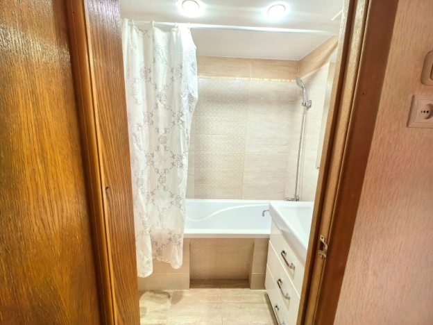 Купить трехкомнатную квартиру на вторичке в Микрорайоне 8-й, Элиста в Элисте. Вариант № 28158, 8, площадь -  квм, цена 6000000 рублей