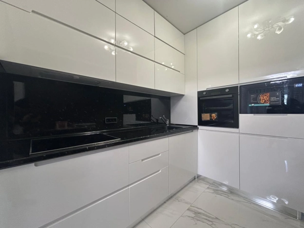 Купить трехкомнатную квартиру в Новосибирске. Вариант № 784181, 0, площадь -  квм, цена 6000000 рублей