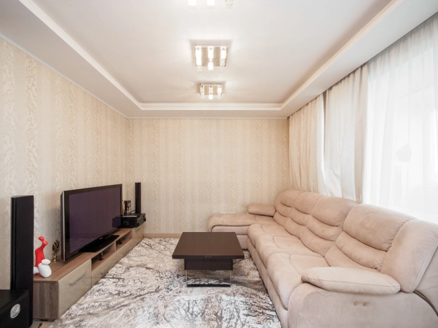 Купить трехкомнатную квартиру в Омске. Вариант № 6745777, 5, площадь -  квм, цена 9800000 рублей