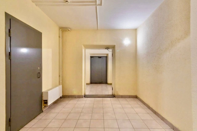 Купить трехкомнатную квартиру на улице Малоохтинский проспект в Санкт-Петербурге. Вариант № 6965550, 31, площадь -  квм, цена 14400000 рублей