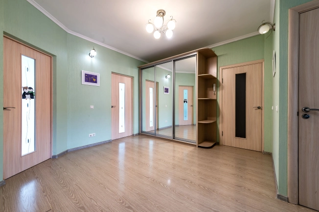 Купить трехкомнатную квартиру у метро Горьковская в Санкт-Петербурге. Вариант № 44898, 9, площадь -  квм, цена 19450000 рублей