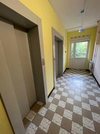 Купить трехкомнатную квартиру в Микрорайоне 5-й в Вологде. Вариант № 2854, 17, площадь -  квм, цена 10190000 рублей