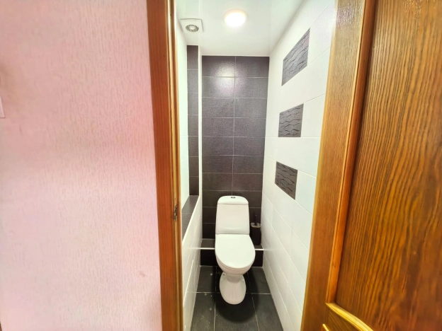 Купить трехкомнатную квартиру на вторичке в Микрорайоне 8-й, Элиста в Элисте. Вариант № 28158, 9, площадь -  квм, цена 6000000 рублей