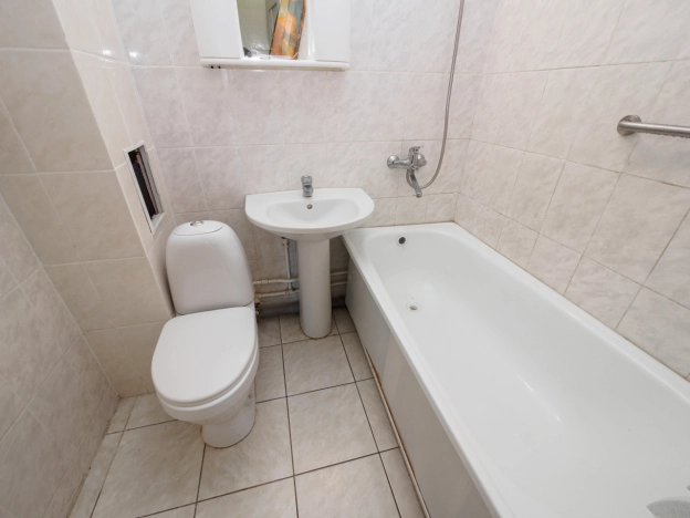 Купить однокомнатную квартиру в Омске. Вариант № 2583384, 10, площадь -  квм, цена 3150000 рублей