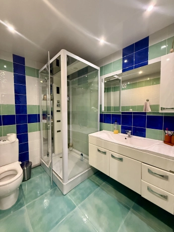 Купить четырехкомнатную квартиру в Волгограде. Вариант № 9012, 27, площадь -  квм, цена 9999999 рублей