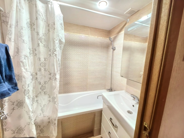 Купить трехкомнатную квартиру на вторичке в Микрорайоне 8-й, Элиста в Элисте. Вариант № 28158, 7, площадь -  квм, цена 6000000 рублей