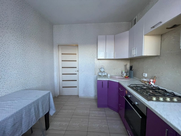 Купить трехкомнатную квартиру на вторичке в Микрорайоне 8-й, Элиста в Элисте. Вариант № 5305, 8, площадь -  квм, цена 6400000 рублей