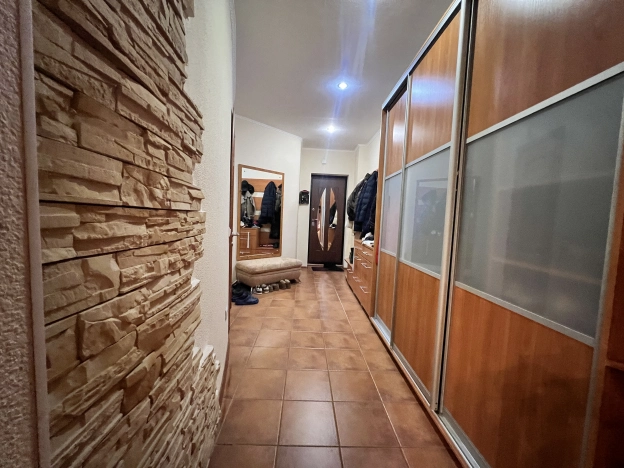 Купить трехкомнатную квартиру в Сыктывкаре. Вариант № 9804960, 5, площадь -  квм, цена 14300000 рублей