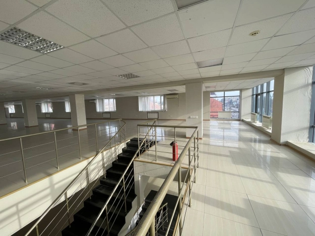 Снять коммерческую недвижимость в Ростове-на-Дону. Вариант № 10355370, 11, площадь -  квм, цена 500000 рублей