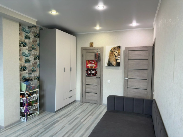 Купить трехкомнатную квартиру в Омске. Вариант № 6745480, 15, площадь -  квм, цена 8800000 рублей