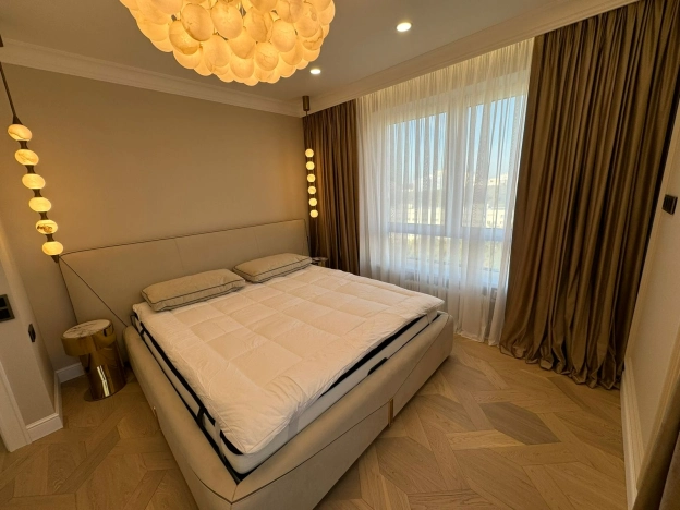 Купить двухкомнатную квартиру на вторичке у метро Молодежная в Москве. Вариант № 53318, 23, площадь -  квм, цена 44800000 рублей