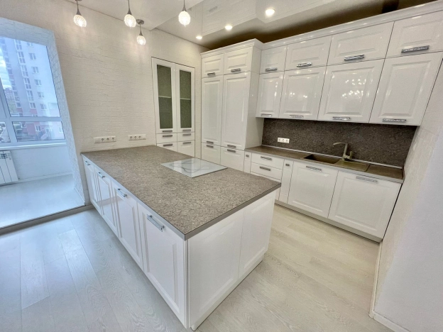 Купить четырехкомнатную квартиру в Омске. Вариант № 2704, 0, площадь -  квм, цена 18000000 рублей