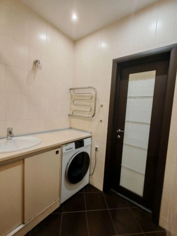 Купить трехкомнатную квартиру в Новосибирске. Вариант № 9561913, 30, площадь -  квм, цена 9900000 рублей