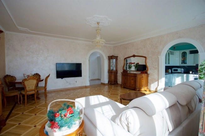 Купить трехкомнатную квартиру в районе Московский в Санкт-Петербурге. Вариант № 48620, 6, площадь -  квм, цена 36900000 рублей