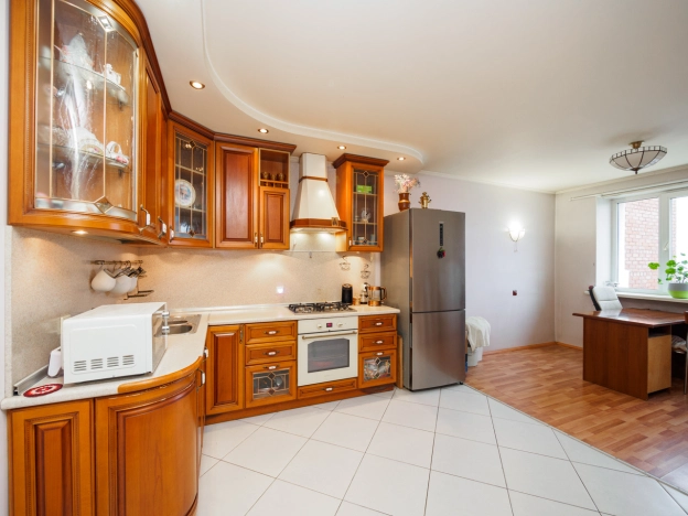 Купить трехкомнатную квартиру в Омске. Вариант № 7996512, 3, площадь -  квм, цена 15290000 рублей