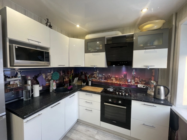 Купить двухкомнатную квартиру в Микрорайоне 15-й, Ангарск в Ангарске. Вариант № 33528, 1, площадь -  квм, цена 3799000 рублей