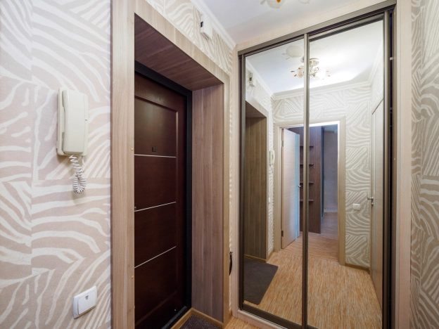 Купить однокомнатную квартиру в Омске. Вариант № 3992076, 10, площадь -  квм, цена 3250000 рублей