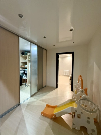 Купить четырехкомнатную квартиру в Волгограде. Вариант № 9012, 33, площадь -  квм, цена 9999999 рублей