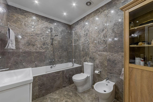 Купить трехкомнатную квартиру на вторичке в ЦАО в Москве. Вариант № 44331, 14, площадь - квм, цена 46555555 рублей