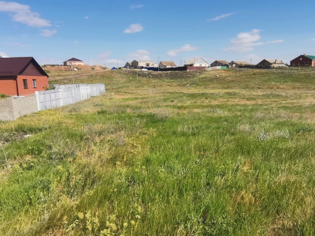 Купить земельный участок на улице Заречная в Республике Калмыкия. Вариант № 8949, 3, площадь -  квм, цена 250000 рублей