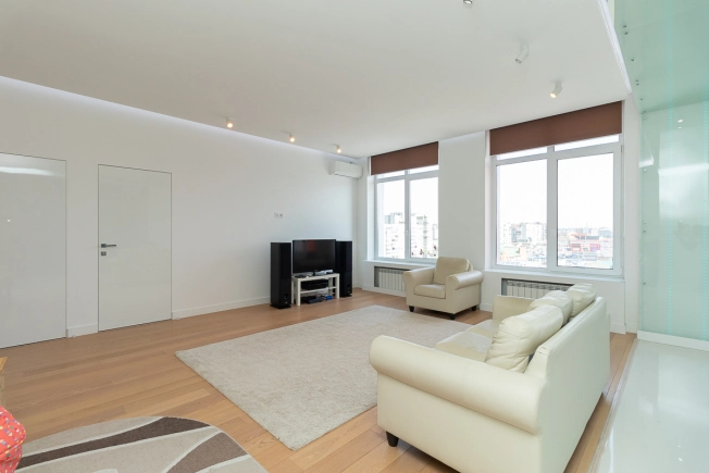 Купить двухкомнатную квартиру на улице 10 лет Октября в Омске. Вариант № 5498, 3, площадь -  квм, цена 12600000 рублей