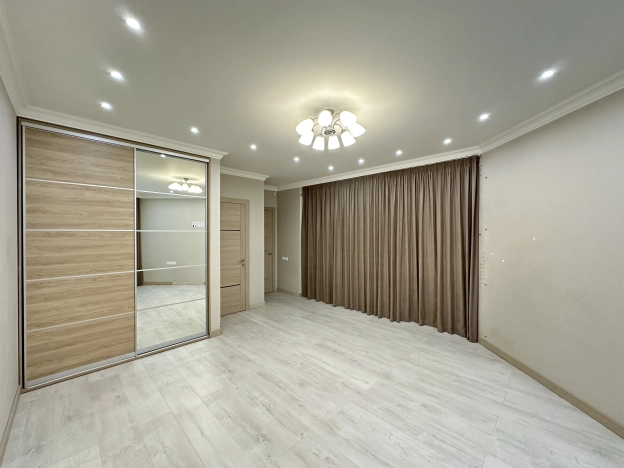 Купить четырехкомнатную квартиру в районе Сокол в Москве. Вариант № 32658, 7, площадь -  квм, цена 40000000 рублей