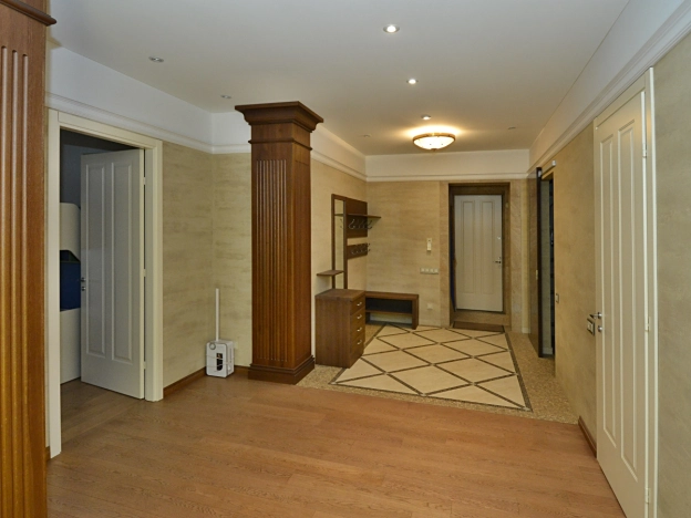 Купить трехкомнатную квартиру в районе Центральный в Новосибирске. Вариант № 1767962, 44, площадь -  квм, цена 30000000 рублей