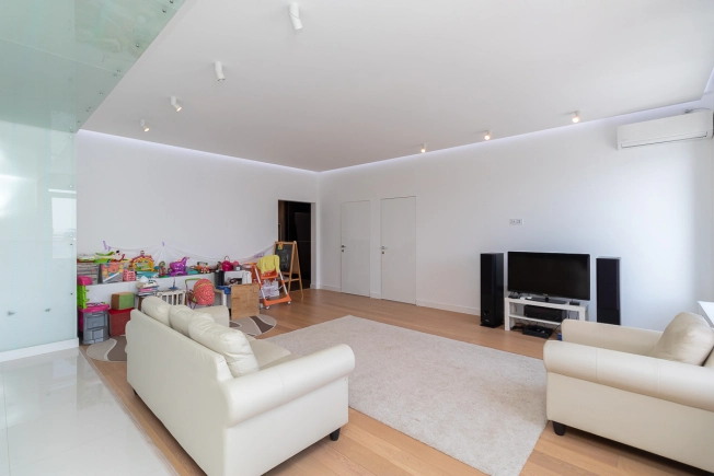 Купить двухкомнатную квартиру на улице 10 лет Октября в Омске. Вариант № 5498, 8, площадь -  квм, цена 12600000 рублей