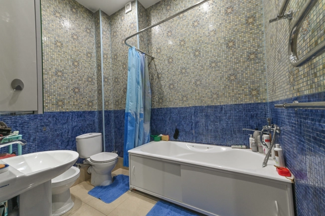 Купить трехкомнатную квартиру в Ростовской области. Вариант № 2897338, 9, площадь -  квм, цена 18400000 рублей