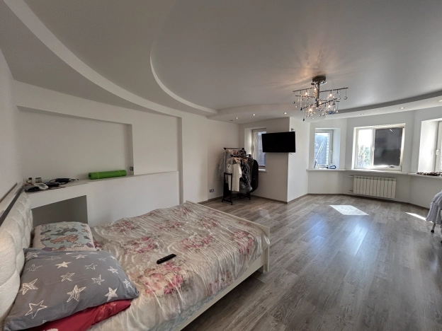 Купить четырехкомнатную квартиру в Волгограде. Вариант № 10692, 9, площадь -  квм, цена 22100000 рублей