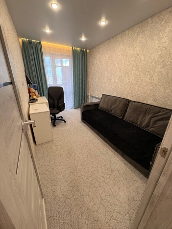 Купить трехкомнатную квартиру на улице Связистов в Новосибирске. Вариант № 6960, 3, площадь -  квм, цена 5800000 рублей