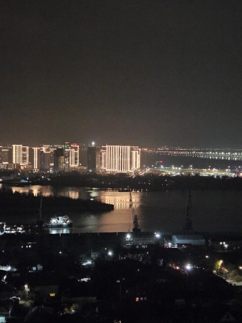 Купить трехкомнатную квартиру в Ростовской области. Вариант № 10396641, 13, площадь -  квм, цена 16450000 рублей