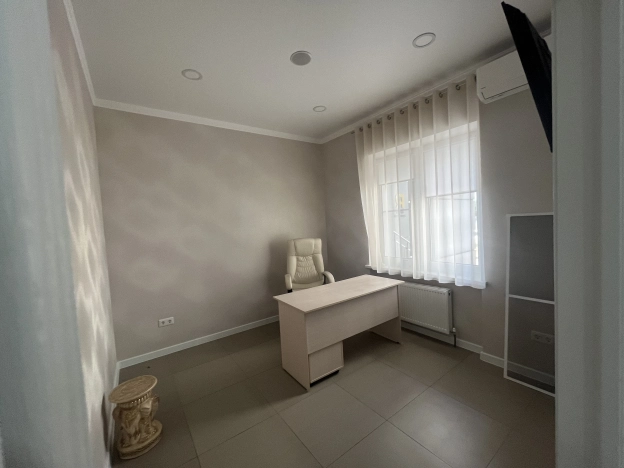 Снять коммерческую недвижимость в Ростове-на-Дону. Вариант № 3474394, 15, площадь -  квм, цена 100000 рублей