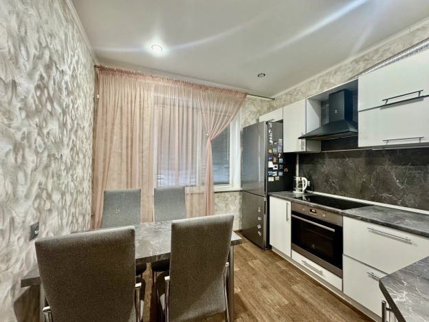 Купить трехкомнатную квартиру в Старом Осколе. Вариант № 8822801, 2, площадь -  квм, цена 6350000 рублей