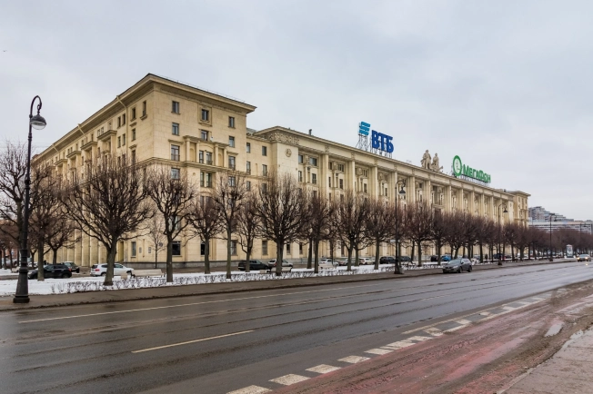 Купить трехкомнатную квартиру у метро Горьковская в Санкт-Петербурге. Вариант № 18083, 21, площадь -  квм, цена 39990000 рублей