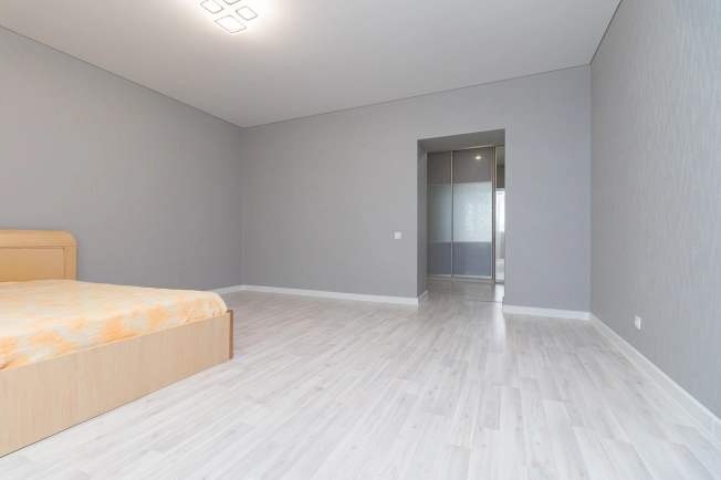 Купить двухкомнатную квартиру на улице Лукашевича в Омске. Вариант № 9127, 3, площадь -  квм, цена 10500000 рублей