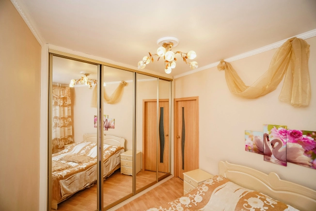 Купить двухкомнатную квартиру на улице 70 лет Октября в Омске. Вариант № 37484, 8, площадь -  квм, цена 9150000 рублей