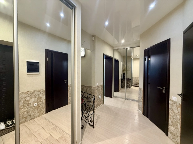 Купить четырехкомнатную квартиру в Волгограде. Вариант № 9012, 16, площадь -  квм, цена 9999999 рублей