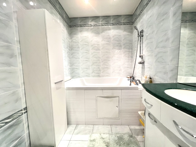 Купить трехкомнатную квартиру в ЮЗАО в Москве. Вариант № 24229, 13, площадь -  квм, цена 33000000 рублей