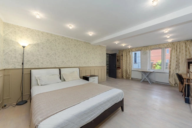 Купить дом на улице Средний переулок в Калининграде. Вариант № 44554, 18, площадь -  квм, цена 19999000 рублей