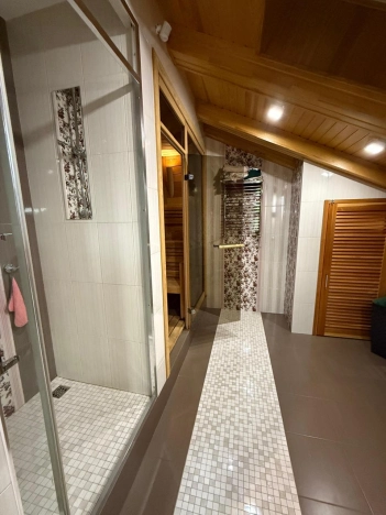 Купить четырехкомнатную квартиру в Новосибирской области. Вариант № 8070281, 36, площадь -  квм, цена 25000000 рублей