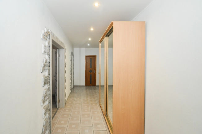 Купить трехкомнатную квартиру в Новосибирске. Вариант № 9487236, 20, площадь -  квм, цена 12000000 рублей