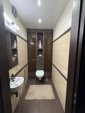 Купить трехкомнатную квартиру в районе Калининский в Новосибирске. Вариант № 8461082, 8, площадь -  квм, цена 15450000 рублей