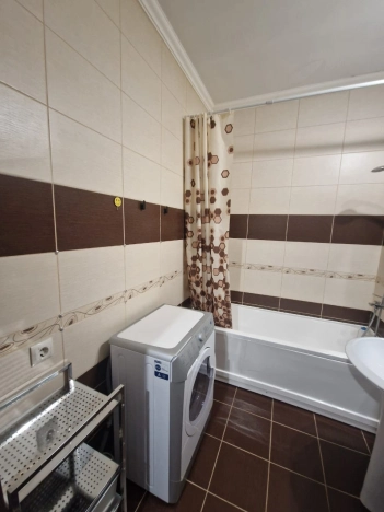 Снять квартиру в Омске. Вариант № 9430146, 8, площадь -  квм, цена 25000 рублей