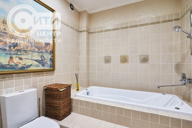 Купить четырехкомнатную квартиру в Воронеже. Вариант № 38700, 23, площадь - квм, цена 24550000 рублей