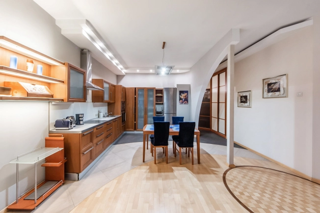 Купить квартиру в Москве. Вариант № 9089382, 9, площадь -  квм, цена 35999000 рублей