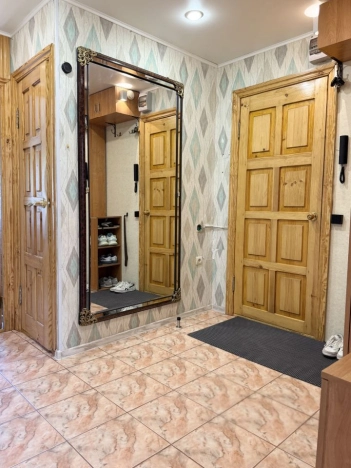 Купить трехкомнатную квартиру в Омске. Вариант № 1998076, 15, площадь -  квм, цена 5580000 рублей